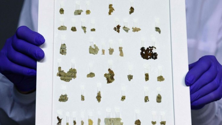 Die Konservatorin der Israel Antiquities Authority (IAA), Tanya Bitler, zeigt die kürzlich entdeckten 2.000 Jahre alten Fragmente biblischer Schriftrollen aus der Bar-Kochba-Periode