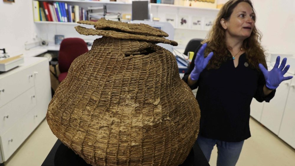 Arqueologista Naama Sukenik ao lado do cesto de 10.500 anos