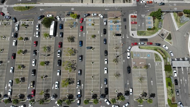 Vista aérea de vacinação em drive-thru, na cidade de Porto Alegre (RS), sul do Brasil.