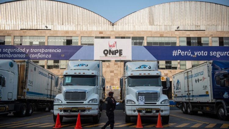 La Oficina Nacional de Procesos Electorales inició a distribuir el material electoral en todo el Perú