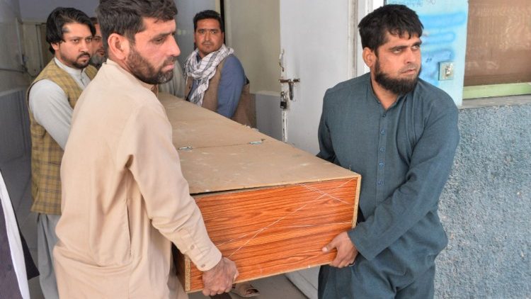 Il funerale di una delle tre operatrici sanitarie, vittime dell'attentato 