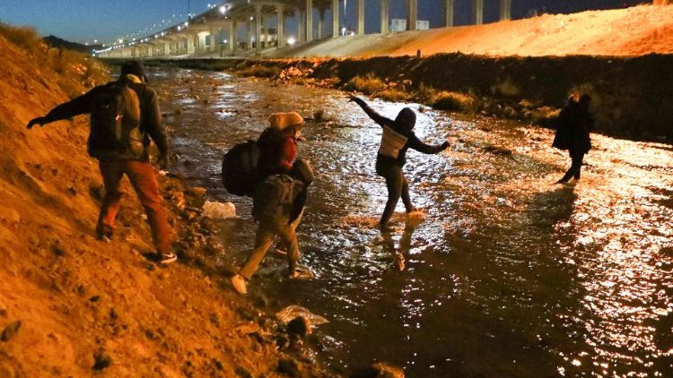 Wakimbizi na wahamiaji ni watu wanaohatarisha sana maisha.