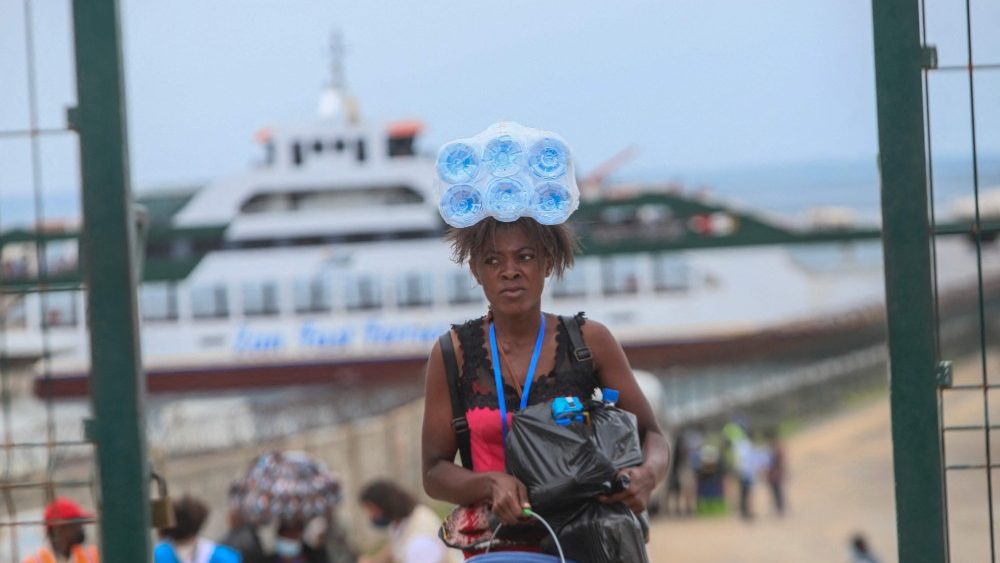 Pessoas deslocadas internamente chegam a Pemba em 1 de abril de 2021, a partir do barco dos evacuados da costa de Palma. - Mais de mil pessoas evacuadas da costa da cidade de Palma chegaram ao porto marítimo de Pemba depois que os insurgentes atacaram Palma em 24 de março de 2021. (Foto de Alfredo Zuniga / AFP)