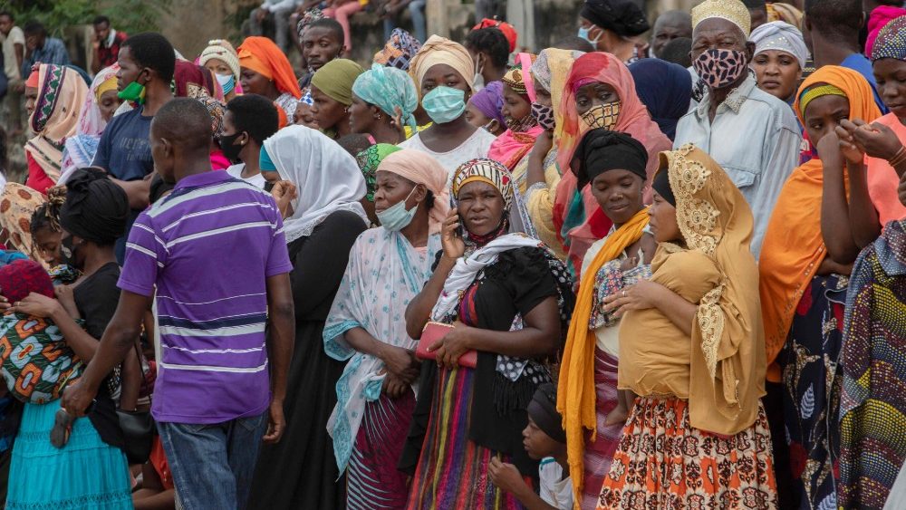Famílias esperam fora do porto de Pemba em 1 de abril de 2021, pelo barco dos evacuados da costa de Palma. - Mais de mil pessoas evacuadas da costa da cidade de Palma chegaram ao porto marítimo de Pemba depois que os insurgentes atacaram Palma em 24 de março de 2021. (Foto de Alfredo Zuniga / AFP)