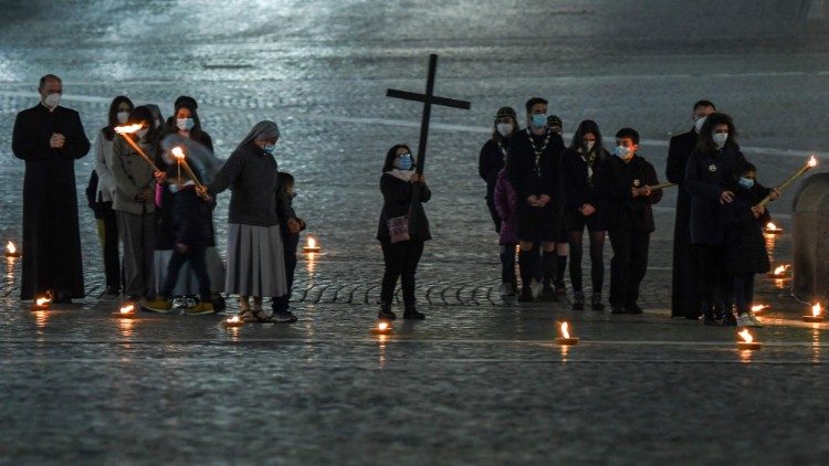 Niños y jóvenes llevando la cruz en la Plaza de San Pedro
