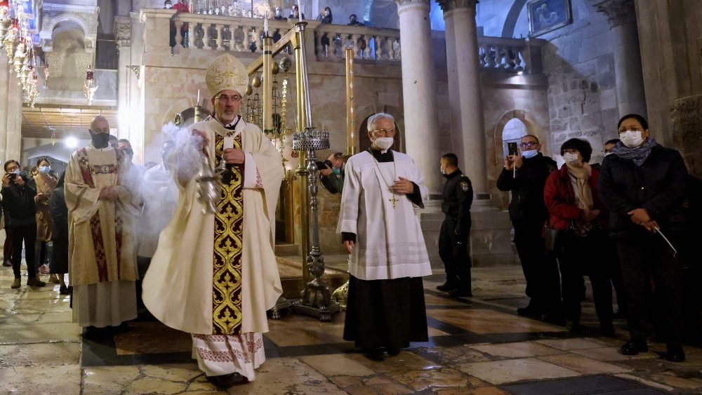 Patriarca Latino de Jerusalém na Vigília Pascal na Basílica do Santo Sepulcro