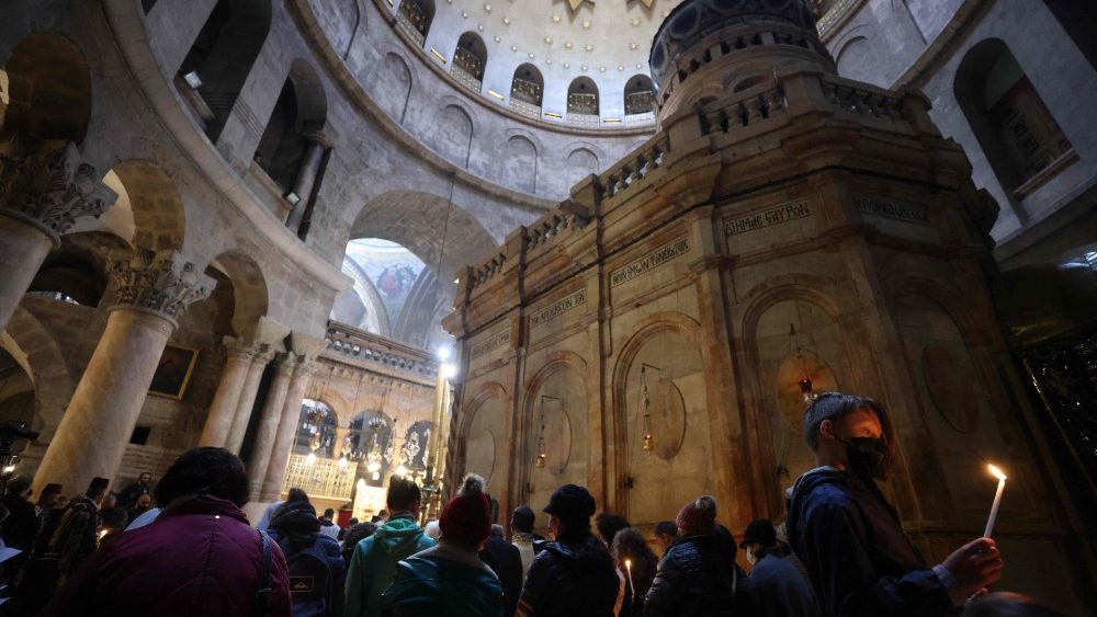 Interior da Basílica do Santo Sepulcro neste Sábado Santo