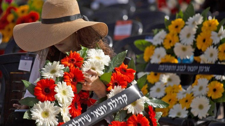 Coroa de flores em recordação do Dia de Memória do Holocausto comemorado hoje em Israel