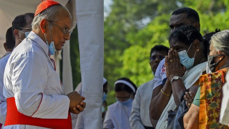 Cardeal Ranjith no Cemitério de Colombo