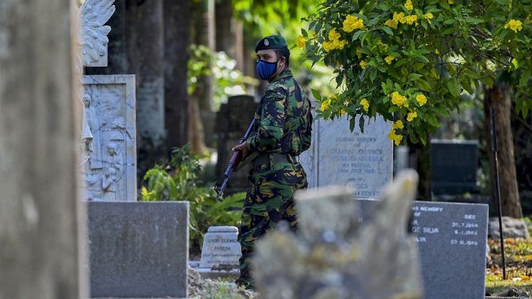 Militar protege fiéis cristãos presentes do Cemitério de Colombo