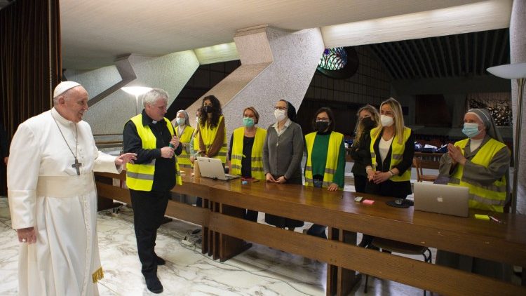 Kard. Krajewski: Papież przekazuje szczepionki krajom ubogim