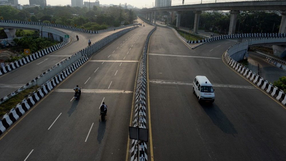 Uma estrada parcialmente deserta é vista durante o lockdownde domingo imposto como medida preventiva contra a propagação do coronavírus Covid-19 em Chennai em 25 de abril de 2021. (Foto de Arun SANKAR / AFP)