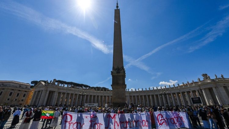Banderole de prière pour la Birmanie déployée lors du Regina Caeli du 25 avril 2021, place saint-Pierre de Rome. 