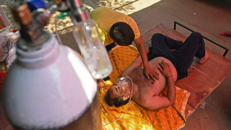 Ein Covid-19 Patient wird in Ghazibad mit Sauerstoff versorgt