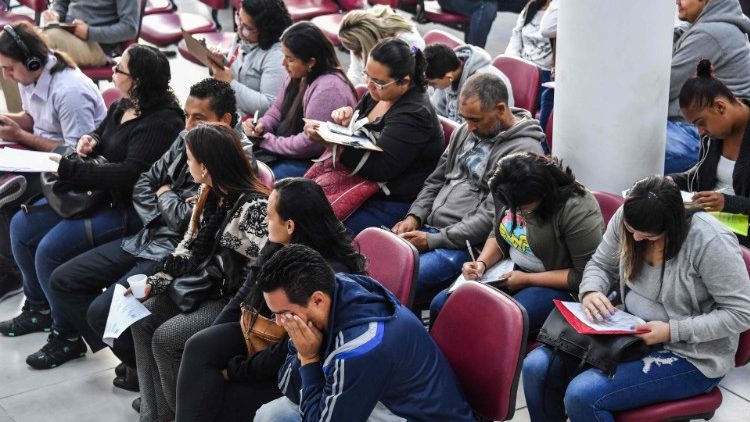 Personas desempleadas buscan oportunidades de trabajo en un departamento de servicios a los trabajadores del gobierno (CAT) en Sao Paulo, Brasil. (Archivo)