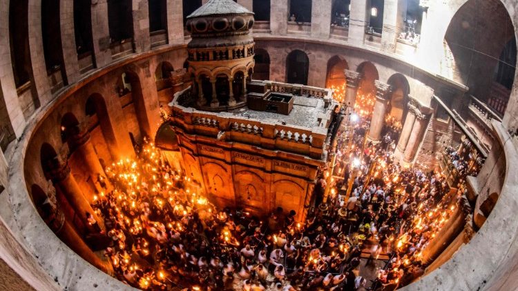 Vista aérea del Santo Sepulcro durante el tradicional del Santo Fuego o Fuego Sagrado la Iglesia cristiana ortodoxa..