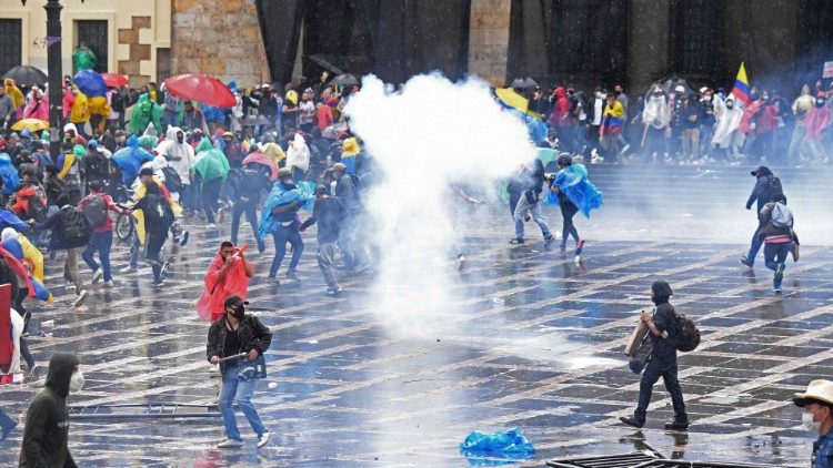 Colombia, scontri manifestanti e polizia durante le proteste di ieri a Bogotà