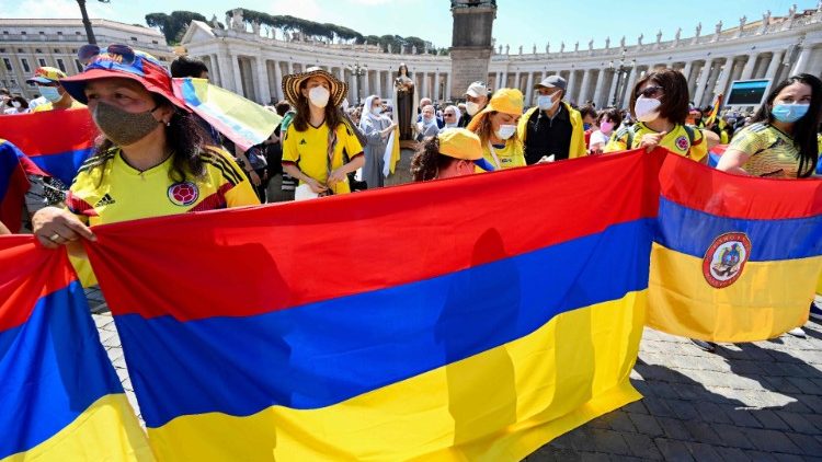 Colombianos presentes en el rezo del Regina Coeli junto al Papa.