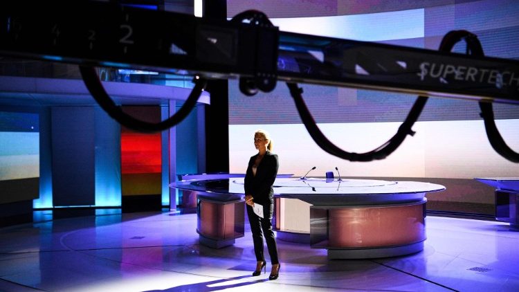 Periodista en un plató de televisión. 