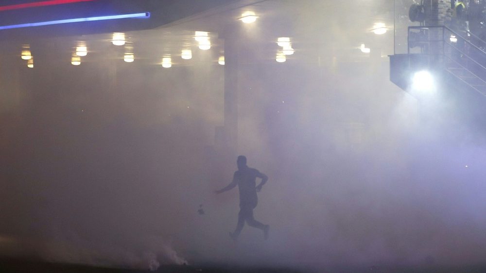 Manifestantes palestinos fogem do gás disparado por soldados israelenses durante um protesto anti-Israel contra a tensão em Jerusalém, perto do assentamento judeu de Beit El, perto de Ramallah, na Cisjordânia ocupada, em 12 de maio de 2021.  (Photo by ABBAS MOMANI / AFP)