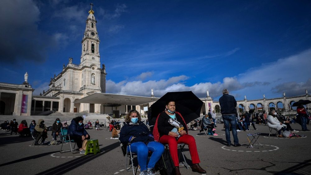 Peregrinos aguardam início das celebrações neste dia 13