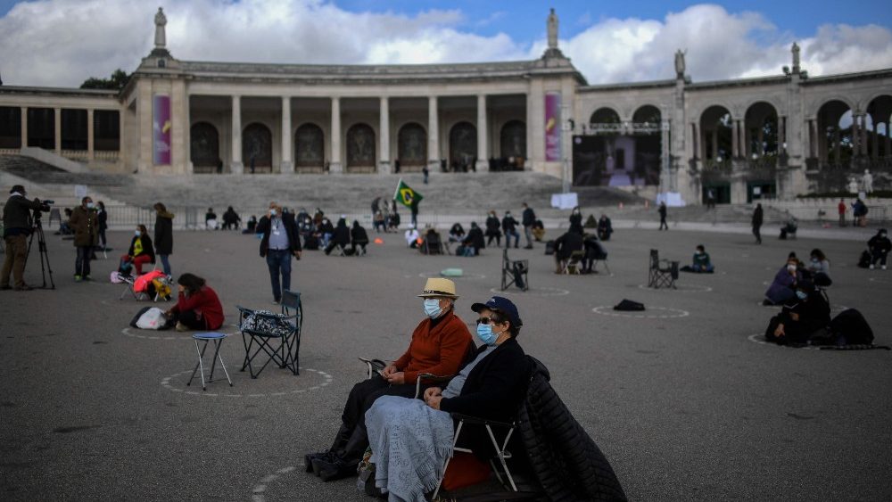 Peregrinos aguardam início das celebrações neste dia 13