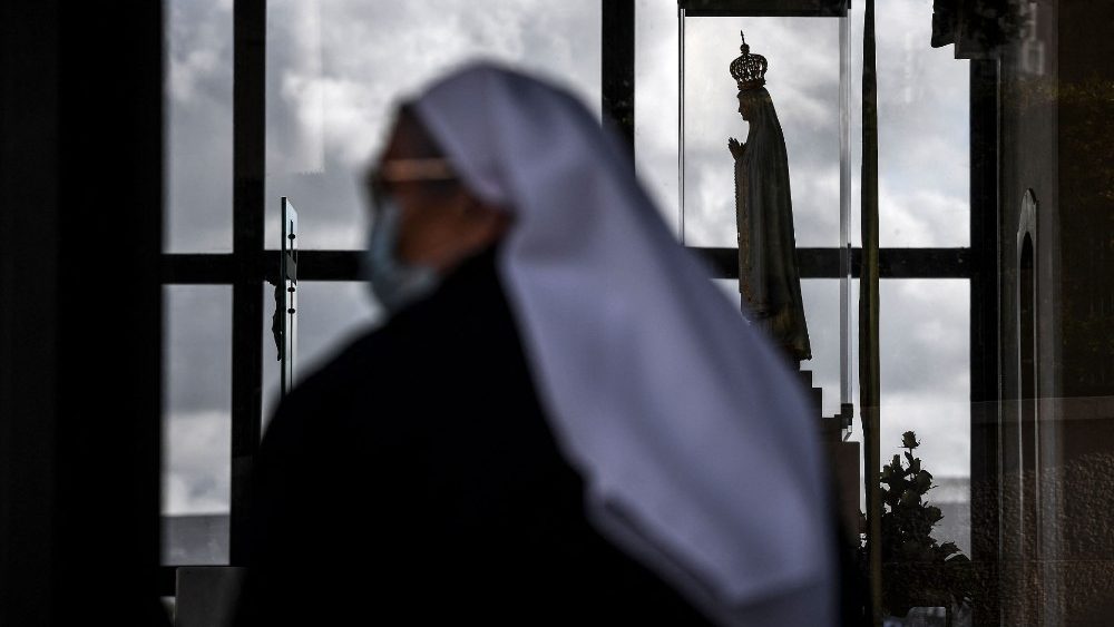 Religiosa na capela que custodia a imagem de Nossa Senhora