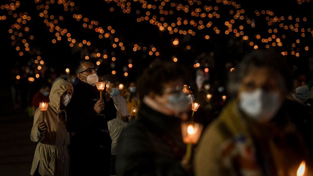 Peregrinos participam do 104º aniversário da aparição da Virgem Maria a três pastorinhos no Santuário de Fátima