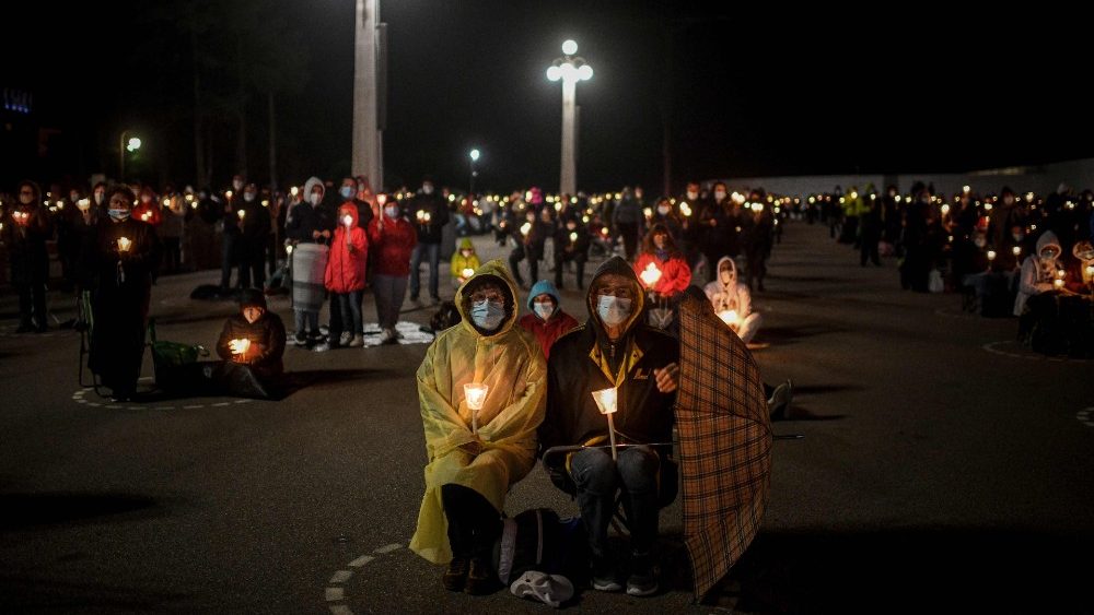 Peregrinos participam do 104º aniversário da aparição da Virgem Maria a três pastorinhos no Santuário de Fátima