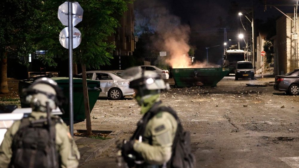 Forças israelenses montam guarda em uma rua na cidade mista árabe-judaica de Lod em 13 de maio de 2021, durante confrontos entre extremistas de extrema direita israelenses e árabes-israelenses. (Foto de Ahmad GHARABLI / AFP)