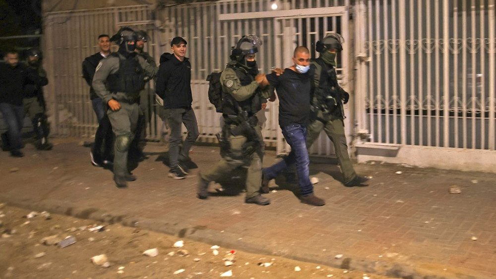 As forças israelenses detiveram um grupo de árabes-israelenses na cidade mista árabe-judaica de Lod em 13 de maio de 2021, durante confrontos entre extremistas de extrema direita israelenses e árabes-israelenses. (Foto de Ahmad GHARABLI / AFP)