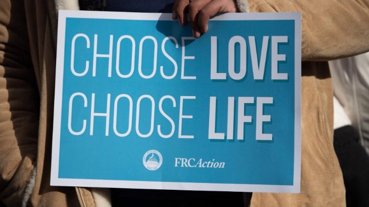 Pancarte de manifestants anti-avortement lors de la marche pour la vie le 19 mai 2021