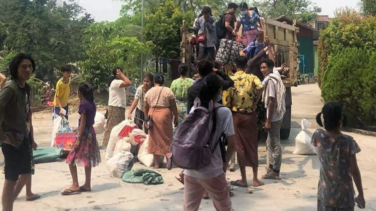 Flüchtlinge treffen an einem buddhistischen Kloster im Bundesstaat Kachin ein