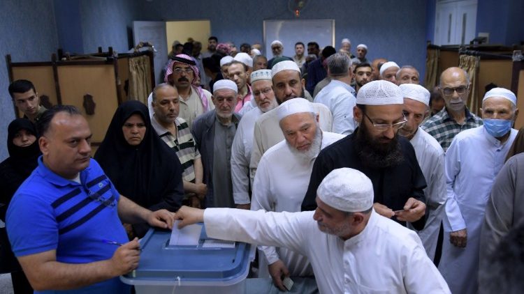 Un seggio elettorale ad Aleppo, in Siria (Atta Kenare / Afp)