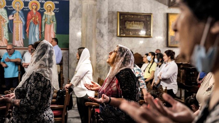 Cristãos greco-ortodoxos palestinos em oração durante Celebração dominical na Igreja de São Porfírio, na cidade de Gaza,