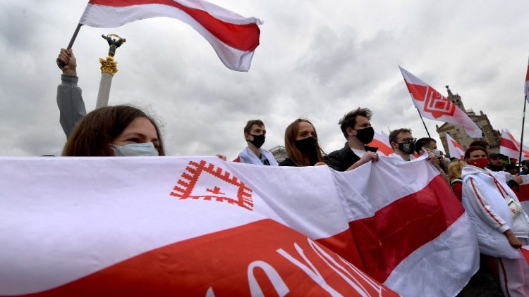 Historyczna flaga Białorusi stała się symbolem protestu przeciwko sfałszowaniu wyborów prezydenckich w ubiegłym roku
