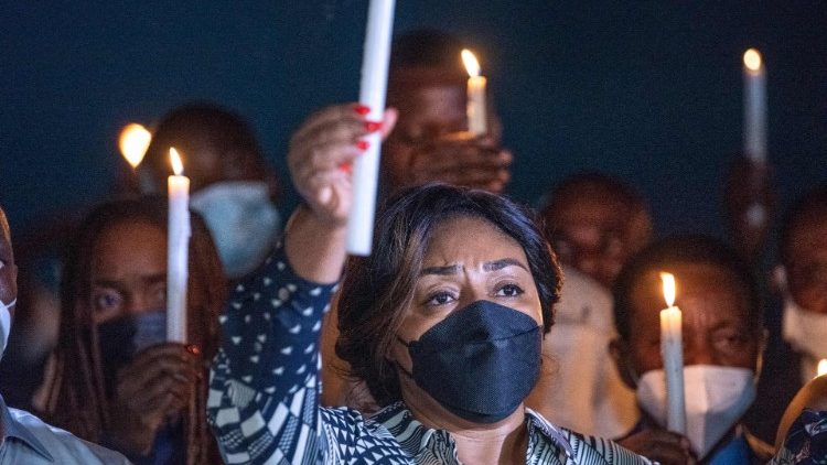 Die First Lady der Demokratischen Republik Kongo, Denise Nyakeru Tshisekedi (Mitte), hält eine Kerze, während sie am 31. Mai 2021 an einer Mahnwache in Kinshasa teilnimmt, um ihre Solidarität mit der Bevölkerung von Goma zu bekunden, die am 22. Mai 2021 vom Ausbruch des Vulkans Nyiragongo im Virunga-Nationalpark betroffen ist.