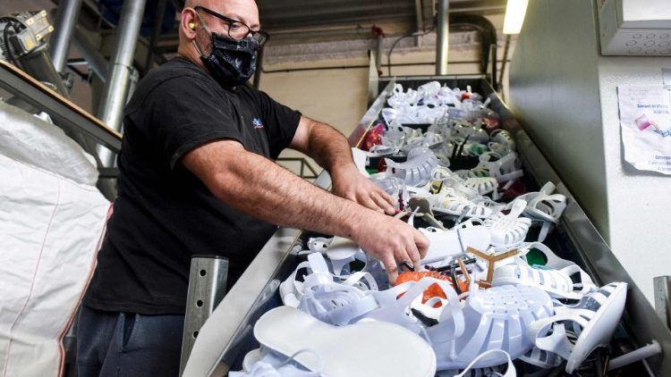 Operaio a lavoro in un'industria di sandali