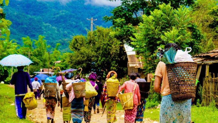 Donne di ritorno alle loro case dopo aver ricevuto aiuti umanitari nell'area di Mong Paw nello stato di Shan in Myanmar