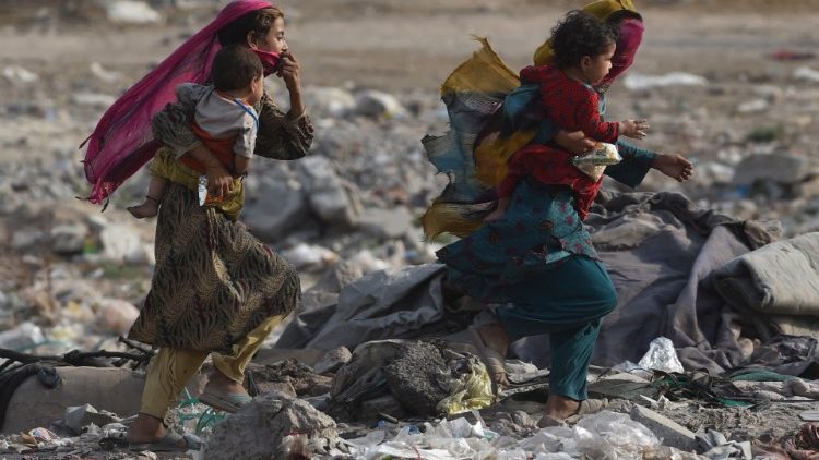 Niños refugiados afganos