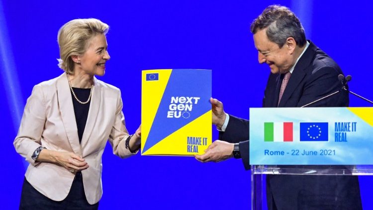 La presidente della Commissione Europea Ursula von der Leyen in conferenza stampa con il premier italiano Draghi