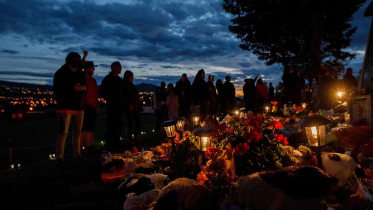 Le 6 juin dernier, un rassemblement en hommage aux 215 enfants enterrés près du pensionnat de Kamloops.