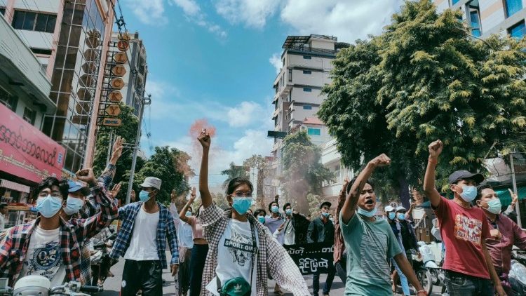 Kard. Bo: Birma się wykrwawia, potrzebujemy żywności i lekarstw