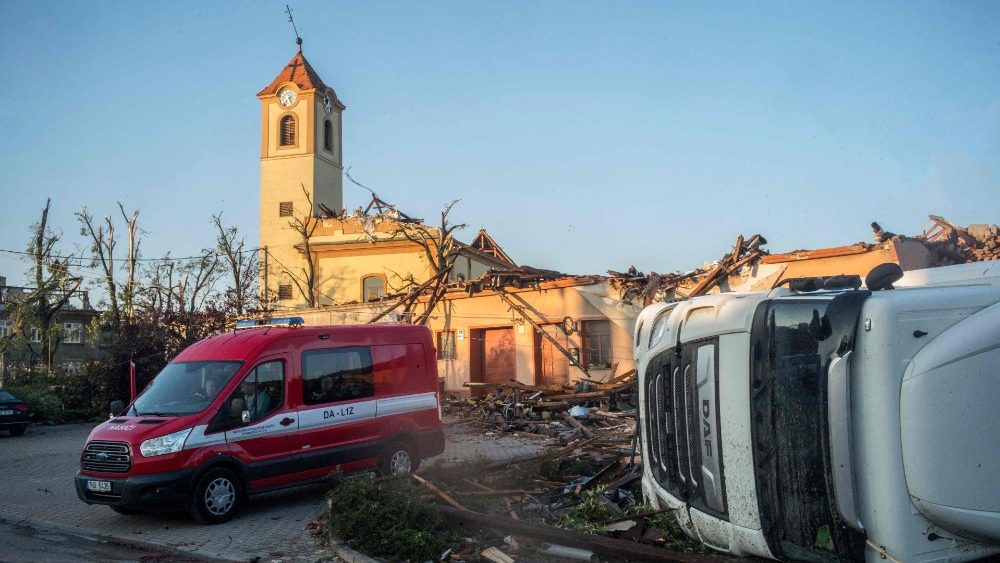 O fenômeno raro no país foi registrado na noite de quinta-feira (25)