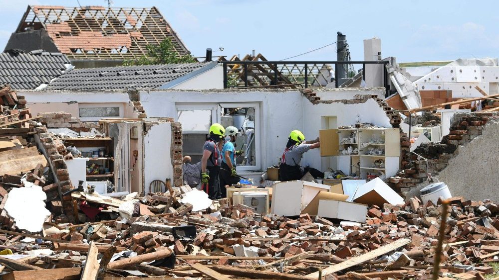 O fenômeno raro no país foi registrado na noite de quinta-feira (25)