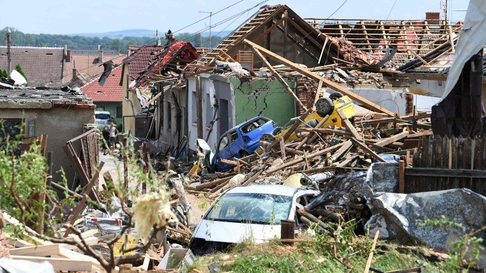 O fenômeno raro no país foi registrado na noite de quinta-feira (25)