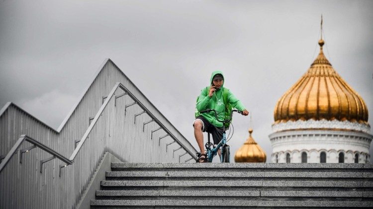 Orthodoxe Kirchenkuppel und Radfahrer