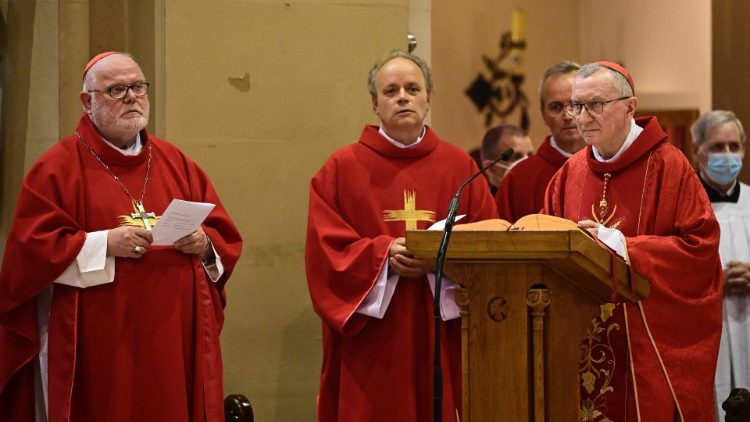 Marx (l.) bei einer Messe in Berlin mit Kardinalstaatssekretär Parolin (r.) Ende Juni