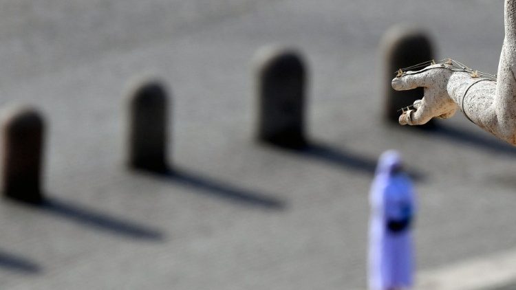 Religiosa reza na Praça São Pedro