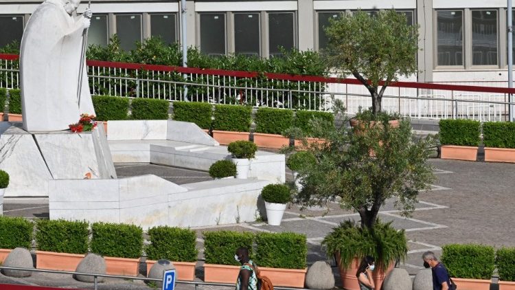 Papststatue am Gemelli-Haupteingang